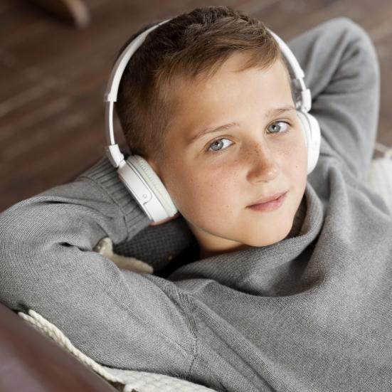 Dreng lytter til musik
