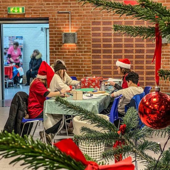 Foto fra arrangementet Julemandens værksted med børn der laver julepynt