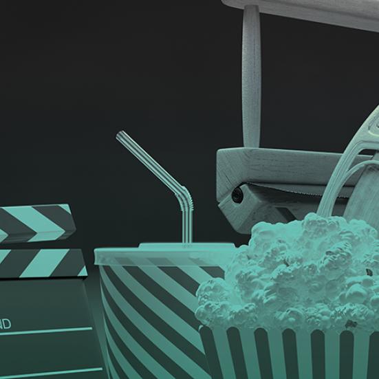 Et klaptræ, en filmrulle, popcorn og instruktørstol.