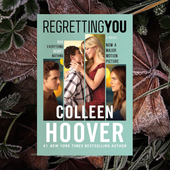 Billede af bogen "Regretting You" på en baggrund af efterårsblade