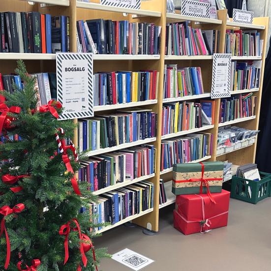 Bogsalg på Hovedbiblioteket med gaver og juletræ.