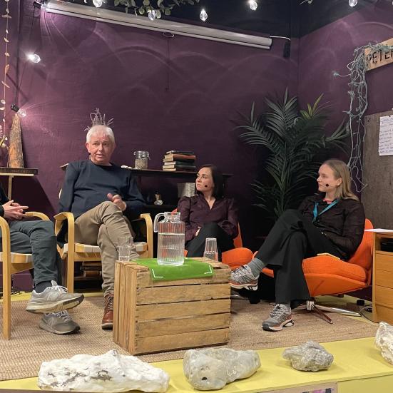 Foto fra samtalen på scenen i Folkestuen 
