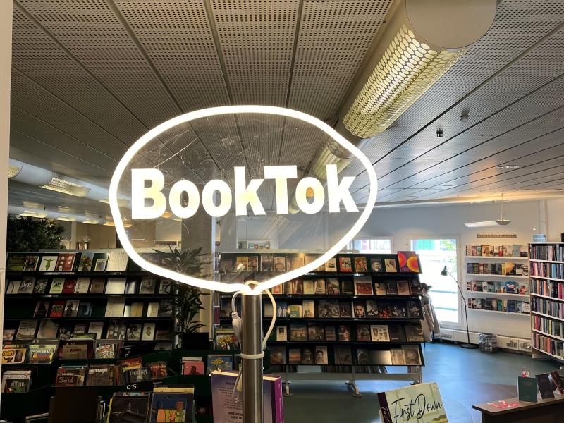 Skilt med teksten 'BookTok' lyser op i udlånet. 