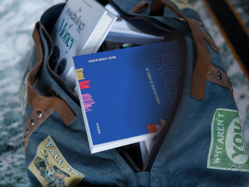 En denimtaske fyldt med faglitteratur