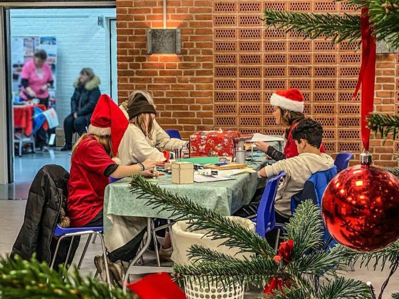 Foto fra arrangementet Julemandens værksted med børn der laver julepynt