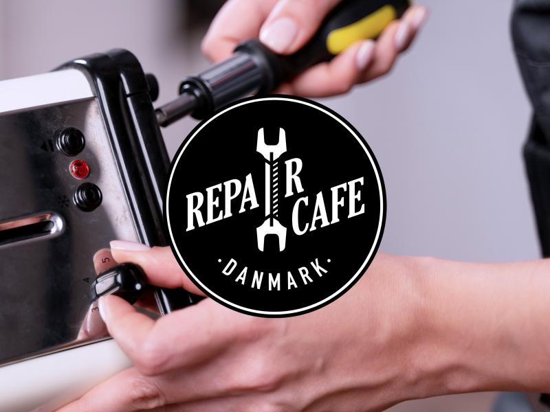 Repair cafe Danmarks logo samt et billede af en person, der reparerer en brødrister