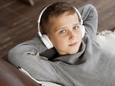 Dreng lytter til musik