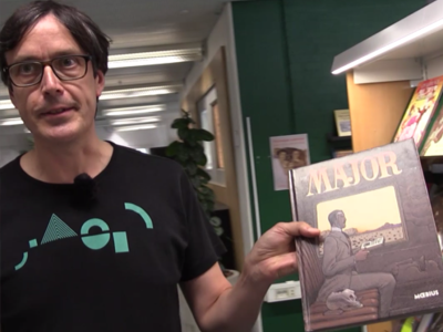 En bibliotekar, Jørgen, holder tegneserien "Major" af Moebius op.