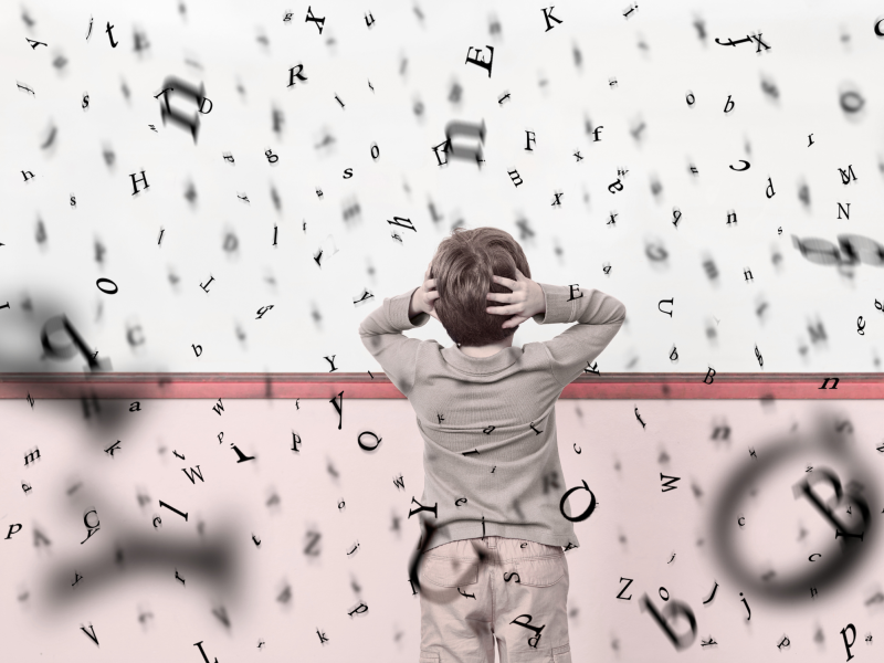 dreng set fra ryggen med bogstaver flyvende omkring sig