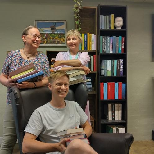 Vibeke, Mathias og Marianne med bøger