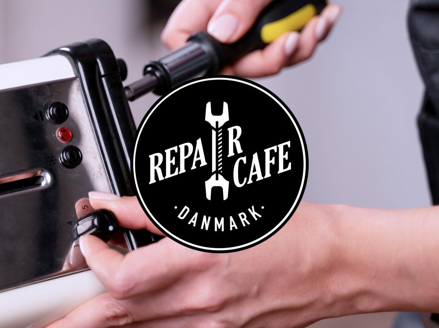 Repair cafe Danmarks logo samt et billede af en person, der reparerer en brødrister