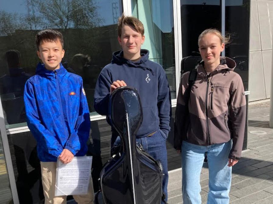 Helena Vennegård Wolf på violin, Johannes Hjerresen på cello og   Michael Song på klaver - modtager alle undervisning på Aalborg Kulturskoles Spire- og Talenthold.  